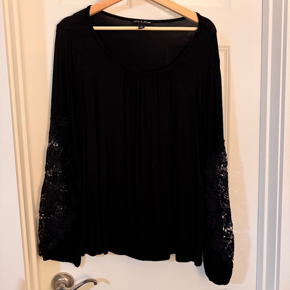 Cable & Gauge EUC large black knit long sleeve top, knit lace accent sleeves